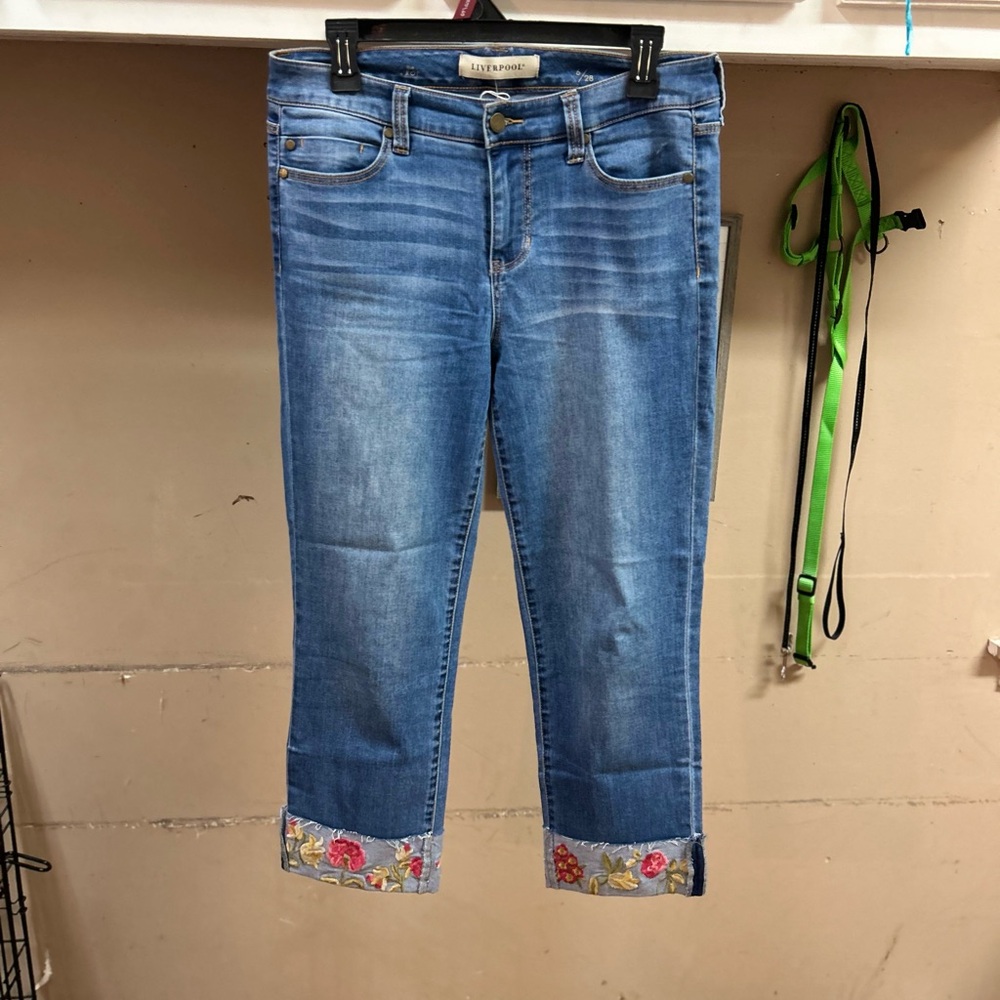 Size 6 Liverpool Capris. Floral decal on bottom